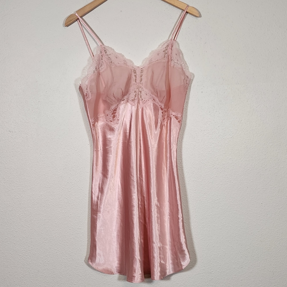 VS Gold Label Chemise Pink Satin